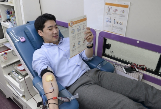 17일 서울 중구 롯데손해보험 본사에서 진행된 헌혈 행사에 참여한 직원이 헌혈을 하고 있다. 사진=롯데손해보험