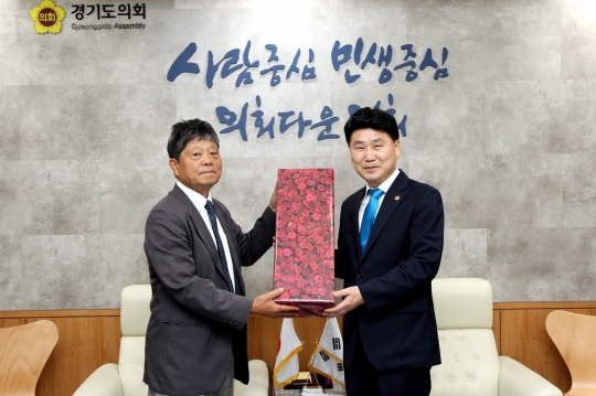 김원기 경기도의회 부의장(오른쪽).