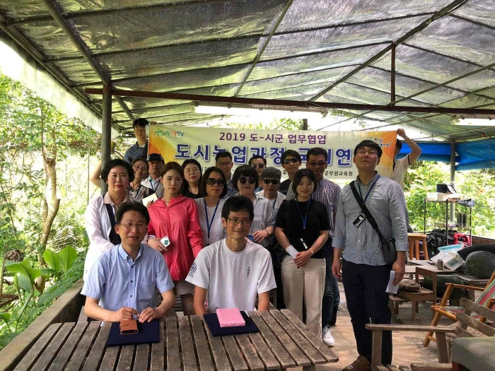 홍콩 O-Farm을 방문해서 업무협약을 맺는 전남공무원도시농업연구회원들