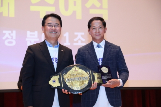 19일 이재준 고양시장(오른쪽)이 ‘2019 우수 혁신사례 소관기관에 대한 인증패 수여식’에서 혁신 챔피언 인증패를 받고 기념촬영을 하고 있다.