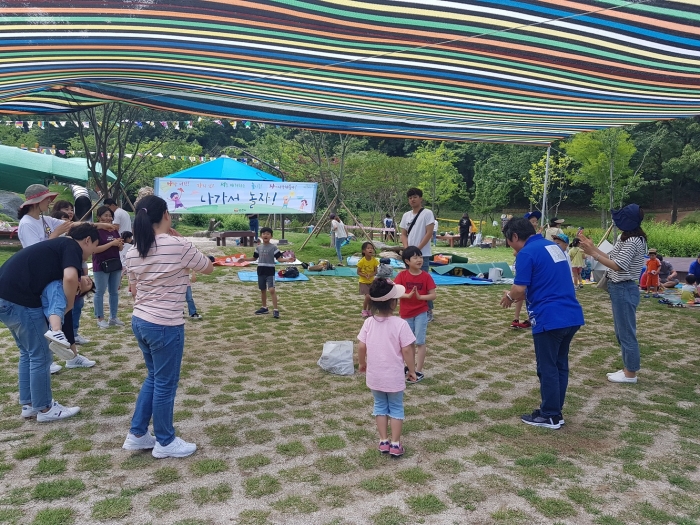 순천시가 15일 아이들의 ‘놀 권리’ 찾기를 위해 ‘나가서 놀~자’ 올해 첫 행사를 진행하고 있다.