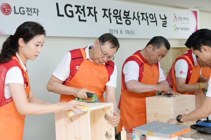 LG전자 임직원들이 19일 서울 은평구에 위치한 은평재활원을 방문해 책장, 서랍장 등 가구를 직접 만들어 재활원에 전달했다. LG전자 대표이사 CEO 조성진 부회장(왼쪽에서 두 번째), 배상호 노조위원장(왼쪽에서 세 번째)이 재활원에 전달할 가구를 만들고 있다. 사진=LG전자