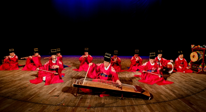 크라운해태제과가 주최한 한국의풍류 몽골공연에서 양주풍류악회 국악명인들이 수제천을 연주하고 있다. 사진=크라운해테제과 제공