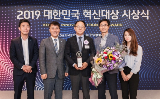 20일 중부발전이 2019 대한민국 혁신대상에서 ‘경영혁신(공공)분야 대상’을 수상하고 기념사진을 촬영하고 있다. 왼쪽 세 번째가 중부발전 박형구 사장.