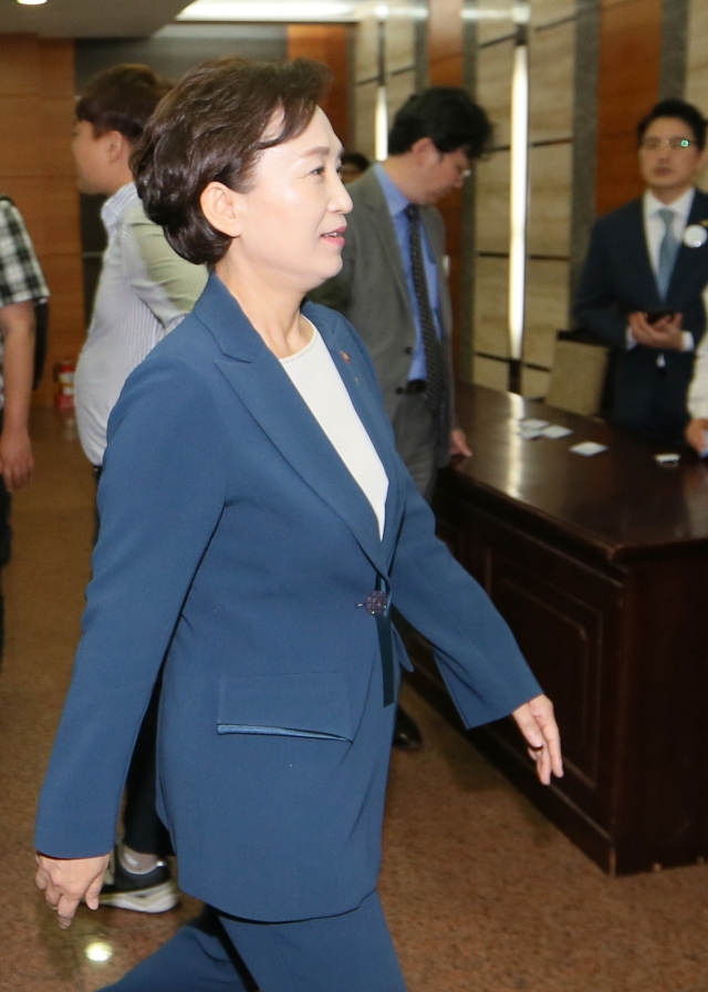 ‘건설의날’ 행사에서 몸 낮춘 김현미 장관