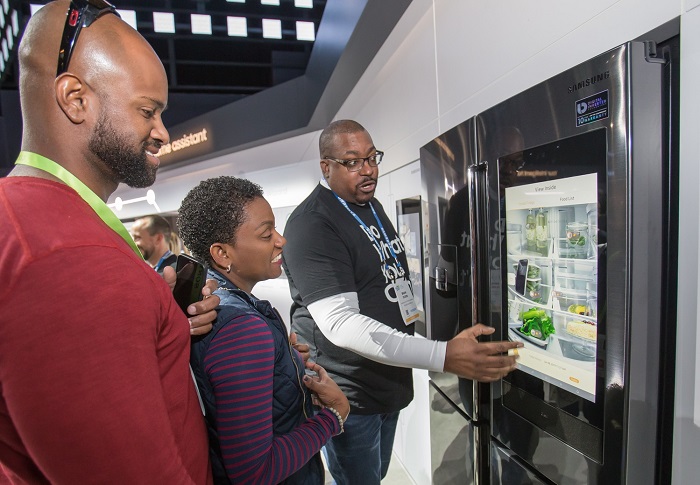 지난 1월 미국 라스베이거스에서 열린 전자 전시회 CES2019에서 관람객들이 삼성전자 패밀리허브 냉장고를 살펴보고 있다. 사진=삼성전자 제공