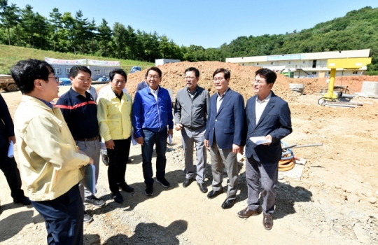 박남춘 인천시장(왼쪽 세 번째)이 수돗물 정상화와 관련, 23일 서구 공촌정수장을 방문해 수돗물 정상화 현황을 점검한 뒤 고도정수처리시설 건설 현장을 살펴보고 있다.
