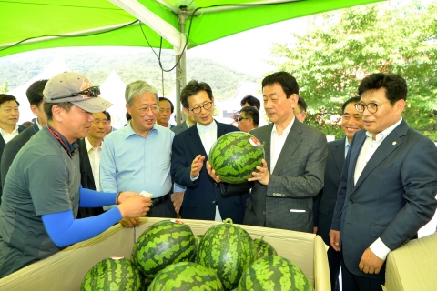 진영 행정안전부 장관, 고창 복분자수박축제 행사장 방문 관계자 격려