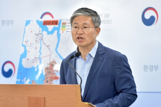 김영훈 환경부 물통합정책국장이 18일 정부세종청사에서 인천시 수돗물 피해 관련 환경부 조사 발표를 하고 있다.