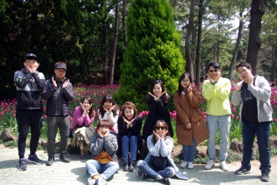 지난 3월 30일 열린 한국사회복지공제회 직원 워크숍에서 강선경 이사장(앞줄 가운데)이 공제회 직원들과 포즈를 취하고 있다.