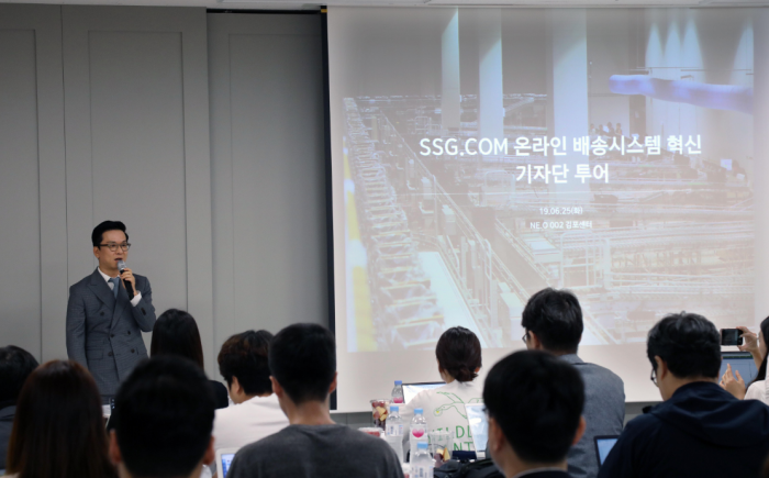 최우정 SSG닷컴 대표가 25일 김포시에 위치한 ‘네오’ 물류센터에서 기자간담회를 갖고 새벽배송 시장 진출에 대해 설명하고 있다.