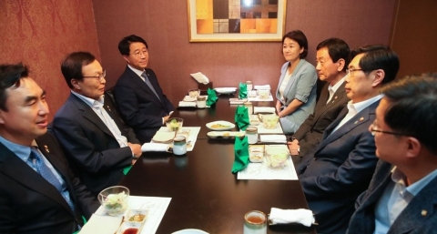 이해찬, 박상기·진영 만나···장관 ‘릴레이오찬’ 종료