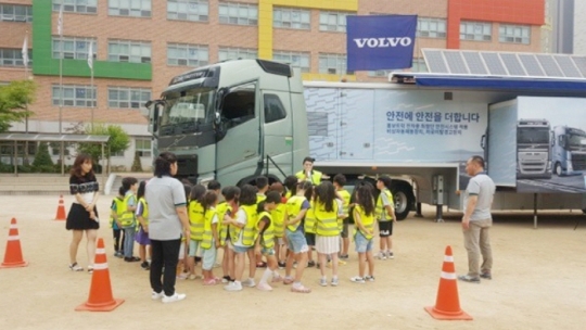 26일 인천 연수구 송명초등학교에서 진행된 ‘찾아가는 특별한 어린이교통안전 체험교육’. 사진=도로교통공사