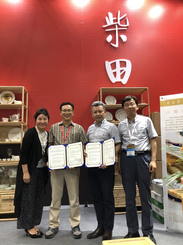 목포대 헬스케어도자명품화 사업단이 중국 광저우 “Ceramics CHINA 2019 박람회” 에 참가해 기념촬영하고 있다.