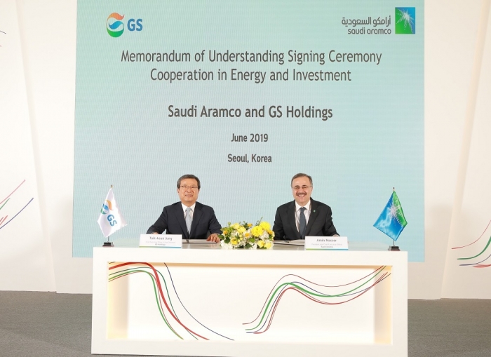 정택근 GS 부회장과 아민 알나세르 아람코 사장이 지난 25일 서울 여의도 콘래도호텔에서 ‘에너지 및 투자분야’ 협력 MOU을 체결했다. 사진=GS 제공