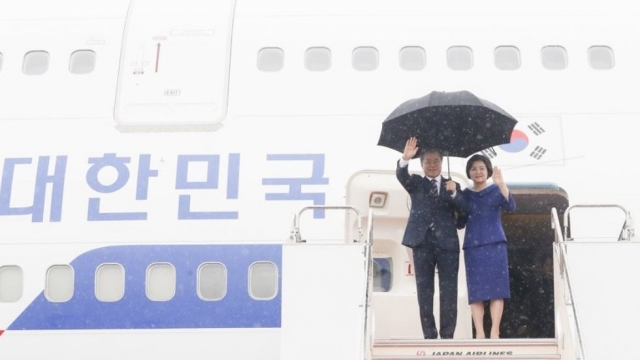 문 대통령, 일본 오사카 도착···시진핑과 한중 정상회담 일정 소화 기사의 사진