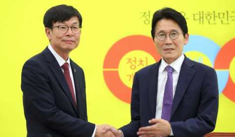 국회 찾은 김상조, 여야 지도부 예방···“홍남기와 원보이스”(종합)