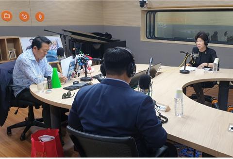 26일 서울시의회 김화숙 의원(오른쪽)이 TBS FM `최일구의 허리케인 라디오`에서 시의회와 시의원에 대한 이야기를 들려주고 있다.