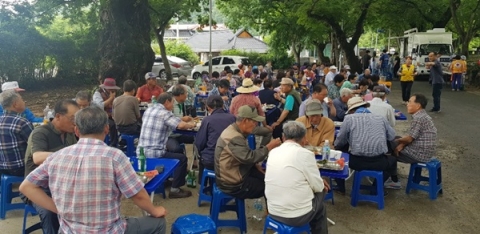 경산시 용성면, 어르신들과 함께 숲속의 만찬