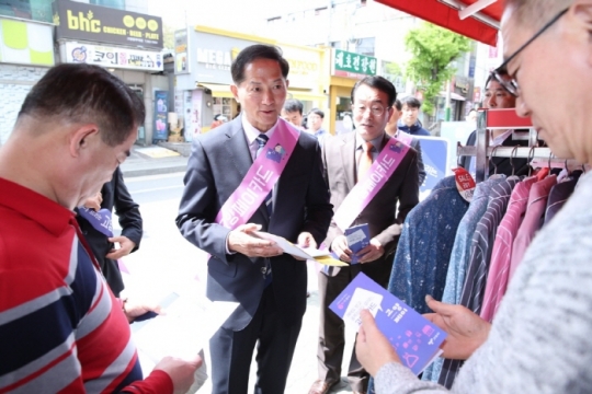 이재준 고양시장이 지역화폐인 `고양페이`에 대해 홍보하고 있다.