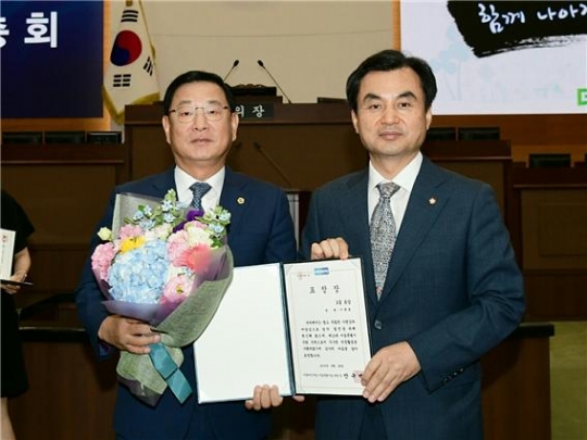 28일 이광호 의원(왼쪽)이 안규백 서울시당위원장으로부터 서울시당위원장 상을 받고 기념촬영을 하고 있다.