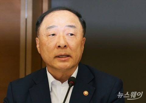 홍남기 “기업 투자 세제지원 한시적 대폭 보강”