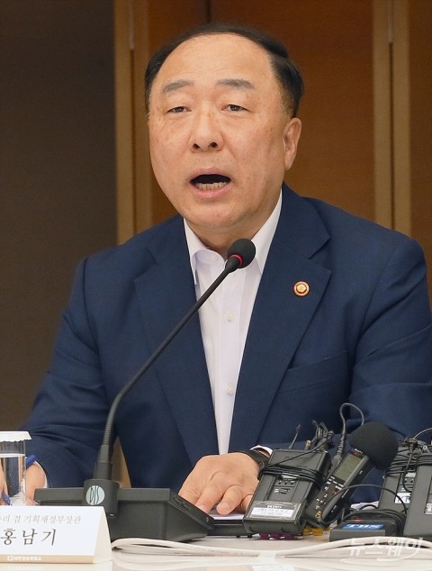 정부, 정년연장·폐지 등 ‘계속고용제’ 도입 검토