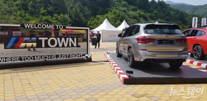 슈퍼레이스가 열리는 인제스피디움에 마련된 BMW M타운 파빌리온 모습. 사진=김정훈 기자