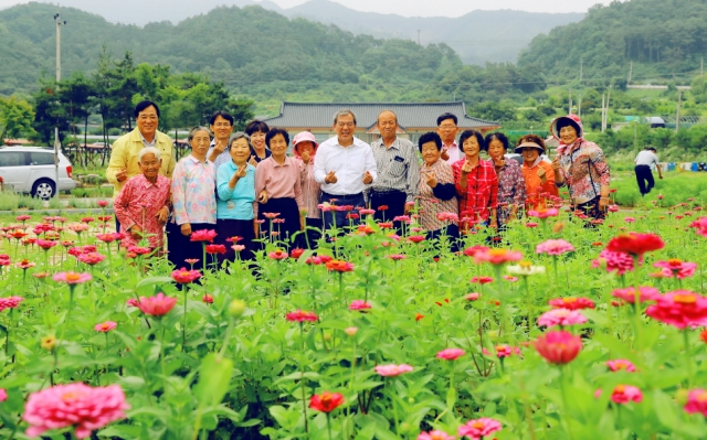 유근기 곡성군수, 행복한 마을 꽃길에서 주민들과 소통 행보