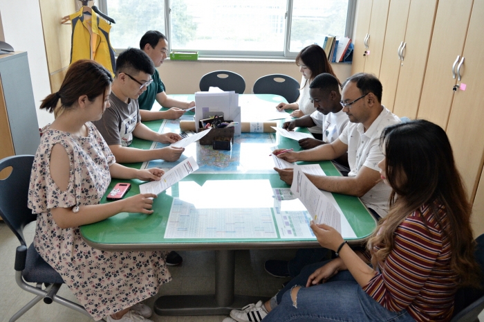 GKS 선발 시험에 합격한 외국인 대학원 장학생 모습