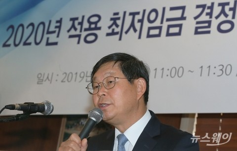 내년 최저임금 수정안···노동계 9570원 vs 경영계 8185원