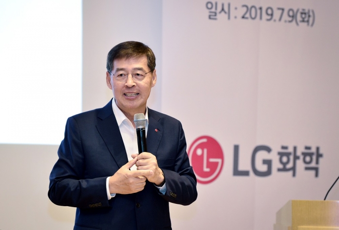 신학철 LG화학 대표이사 부회장이 9일 열린 기자간담회에서 경영전략을 발표하고 있다.