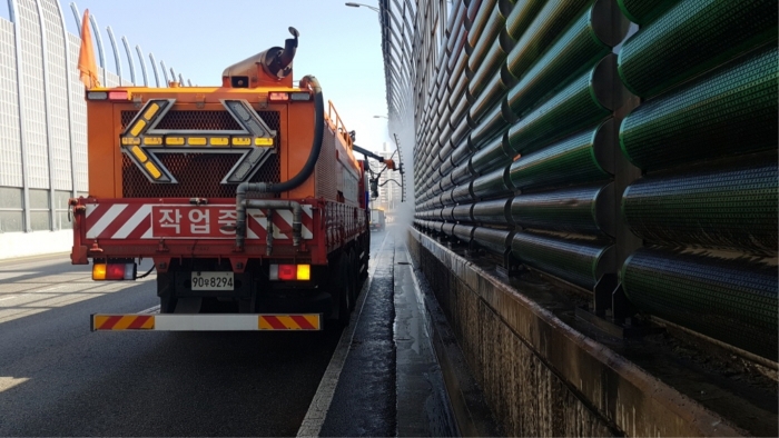 광주 시가지 구간 주요간선도로 방음벽 청소 모습