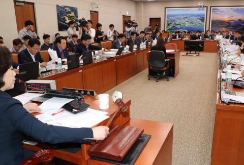 출퇴근 카풀허용·택시 월급제, 국토위 법안소위 통과