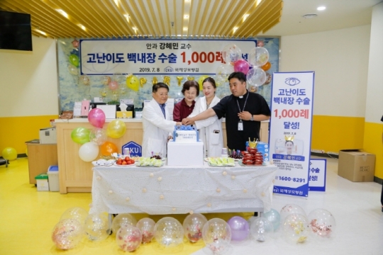 (사진 왼쪽부터) 국제성모병원 김영인 병원장, 서정윤 씨, 강혜민 교수, 남상범 행정부원장 신부