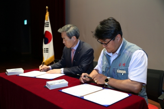 11일 한국서부발전 김병숙 사장(왼쪽)과 서부발전노동조합 유승재 위원장(오른쪽)이 노사 공동선언문에 서명하고 있다.