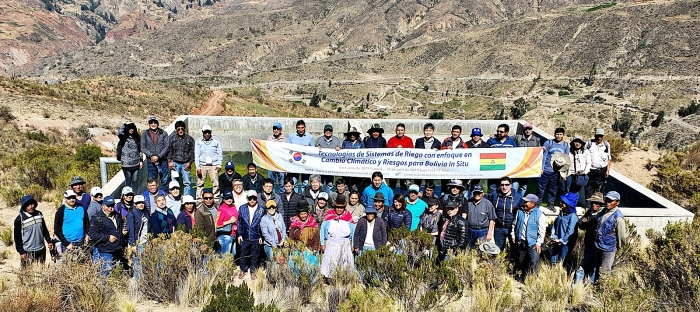 한국농어촌공사와 한국국제협력단이 볼리비아에서 볼리비아 공무원을 대상으로 교육을 진행하고 사파하끼 지방 아이나지역 관개시스템 현장을 견학했다