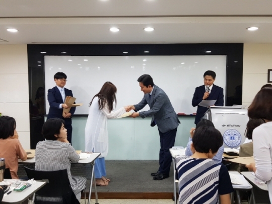 14일 열린 원장사전직무교육 수료식에서 박두환 삼육보건대 총장이 수료생에게 수료증을 전달하고 있다.