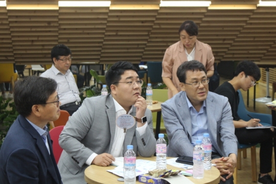 15일 이동현 서울시의원(가운데)이 서울시 청년청이 주관한 성동구 무중력지대 조성간담회에 참석했다.
