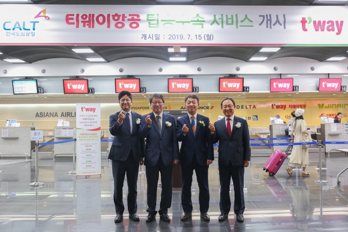 왼쪽에서 두번째 정홍근 티웨이항공 대표, 세번째 윤신 한국도심공항 사장. 사진=티웨이항공 제공
