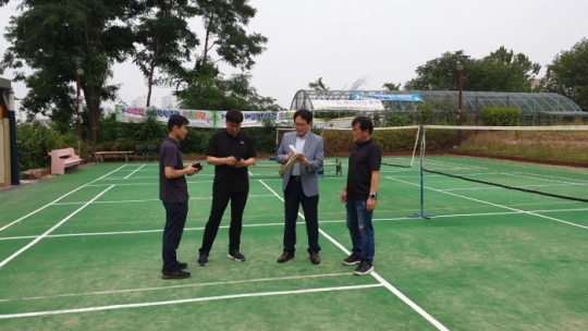 15일 이세열 서울시의원(오른쪽에서 두번째)이 마포 만리배수지공원에서 현장조사를 진행하고 있다.