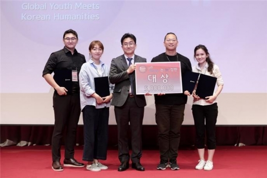 (왼쪽부터) 주브윌스트, 정효수, 문화체육관광부 관계자, 김재호, 니고라 학생. 사진=인하대