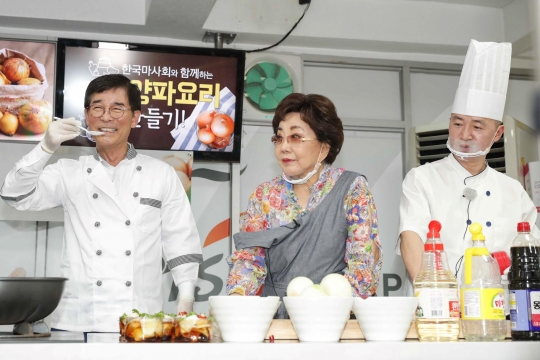 왼쪽부터 한국마사회 김낙순 회장, 연기자 사미자, 이정석 쉐프.