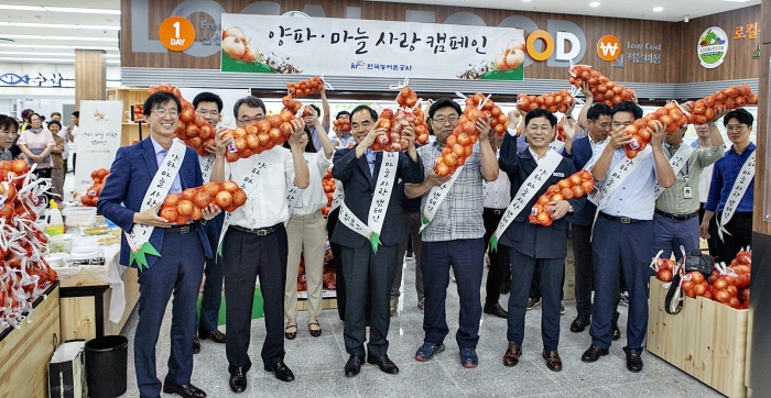 농어촌공사 김인식사장(왼쪽에서 세번째)은 양파마늘재배농가를 돕기위해 산포농협(조합장 장경일 왼쪽네번째)로컬푸드직매장에서 소비촉진캠페인을 개최했다.