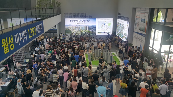 지난 6월 28일 공개한 '월성 삼정그린코아 포레스트' 모델하우스에 관람객이 몰려들고 있다.(사진제공=삼정기업)