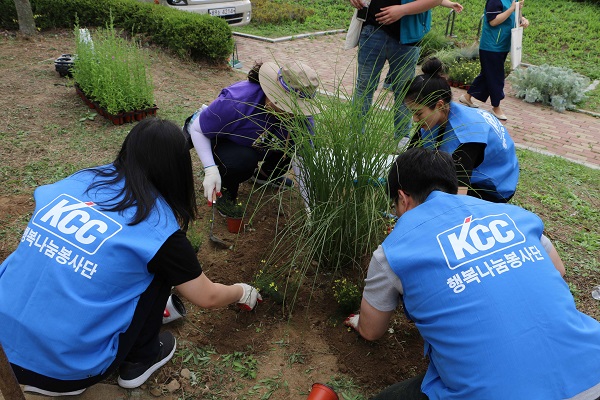 KCC는 지난 16일 서울 서초구 송동근린공원에서 나무 심기 사회 공헌 활동을 실시했다. 사진=KCC 제공