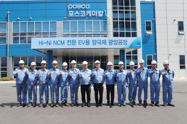 포스코케미칼 사업 관계자들이 21일 1단계 준공된 연산 6000t 규모의 양극재 광양공장 앞에서 기념 촬영을 하고 있다. (사진 왼쪽에서 6번째 부터 양극소재실장 김원일 상무, 민경준 사장, 에너지소재사업 본부장 김준형 전무, 음극소재실장 정대헌 전무) 사진=포스코케미칼 제공