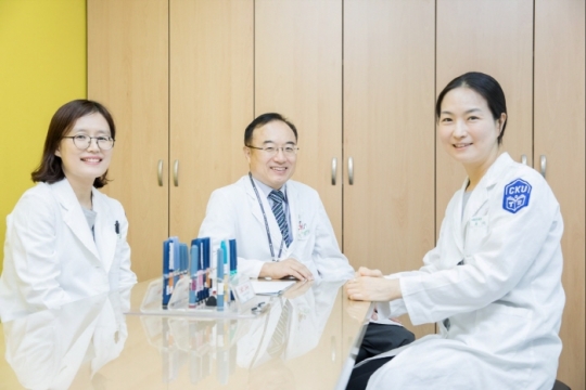 (왼쪽부터) 김세화, 원영준, 교수. 사진=가톨릭관동대 국제성모병원