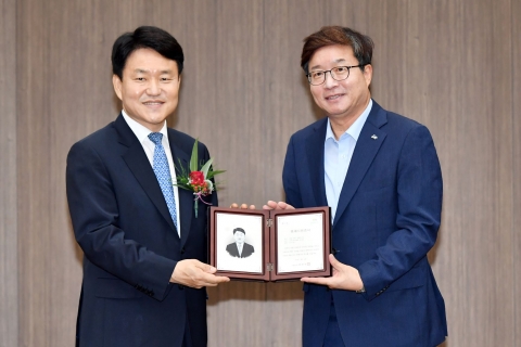  염태영 수원시장, 이금로 수원고검장에 ‘명예시민증서’ 수여