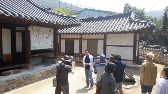 KBS1TV 김영철의 동네 한 바퀴 안산시편이 국민배우 김영철씨가 참여한 가운데 부곡동에 있는 청문당에서 촬영하고 있다.